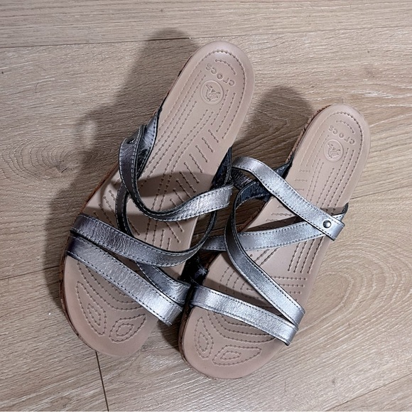 Crocs A Leigh Silver Strappy Cork Wedge Sandals Size 10 Metallic Comfy casual - Picture 1 of 5